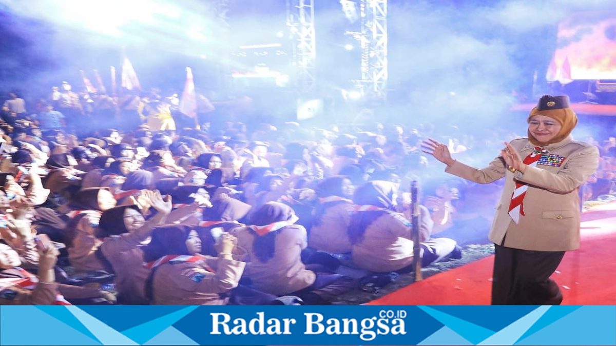 Gubernur Jawa Timur Khofifah Indar Parawansa dalam momentum peringatan Hari Pramuka ke-65 di Jawa Timur, Jumat (14/8/2026). (Foto Dok Ho/RadarBangsa.co.id)