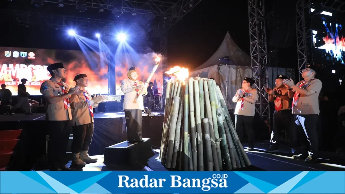 Gubernur Jawa Timur Khofifah Indar Parawansa dalam momentum peringatan Hari Pramuka ke-65 di Jawa Timur, Jumat (14/8/2026). (Foto Dok Ho/RadarBangsa.co.id)