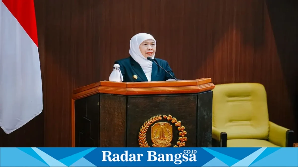 Gubernur Jawa Timur Khofifah Indar Parawansa saat menyampaikan Nota Penjelasan dua Raperda di Gedung DPRD Jatim, Surabaya, Rabu (26/8/2026). (Foto Dok Ho/RadarBangsa.co.id)