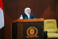 Gubernur Jawa Timur Khofifah Indar Parawansa saat menyampaikan Nota Penjelasan dua Raperda di Gedung DPRD Jatim, Surabaya, Rabu (26/8/2026). (Foto Dok Ho/RadarBangsa.co.id)