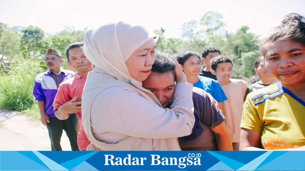 Gubernur Jawa Timur Khofifah Indar Parawansa menyapa warga dan membagikan makanan ringan kepada anak-anak dalam perjalanan menuju lokasi pengungsian Benteng Jawa, Manggarai Timur, NTT, Senin (24/8/2026). (Foto Dok Ho/RadarBangsa.co.id)