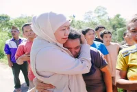 Gubernur Jawa Timur Khofifah Indar Parawansa menyapa warga dan membagikan makanan ringan kepada anak-anak dalam perjalanan menuju lokasi pengungsian Benteng Jawa, Manggarai Timur, NTT, Senin (24/8/2026). (Foto Dok Ho/RadarBangsa.co.id)
