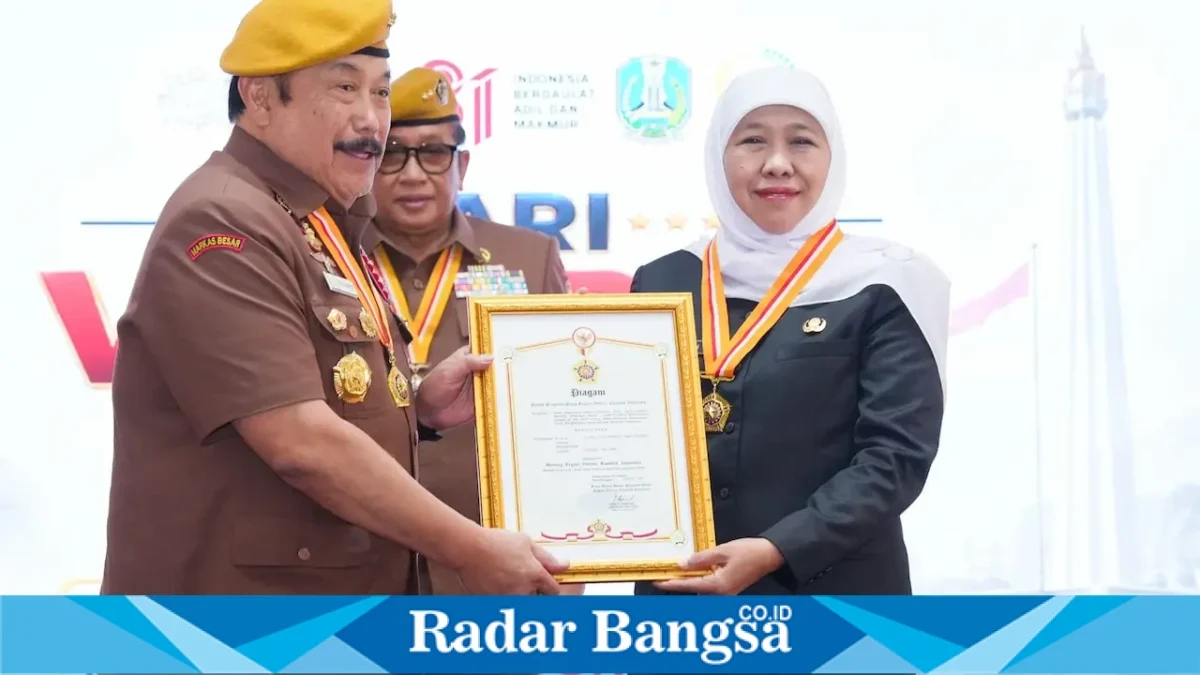 Gubernur Jawa Timur Khofifah Indar Parawansa menerima penganugerahan Bintang LVRI dalam Peringatan Hari Veteran Nasional Tingkat Provinsi Jawa Timur di Pendopo Kabupaten Malang, Rabu, 12 Agustus 2026. (Foto Dok Ho/RadarBangsa.co.id)
