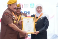 Gubernur Jawa Timur Khofifah Indar Parawansa menerima penganugerahan Bintang LVRI dalam Peringatan Hari Veteran Nasional Tingkat Provinsi Jawa Timur di Pendopo Kabupaten Malang, Rabu, 12 Agustus 2026. (Foto Dok Ho/RadarBangsa.co.id)