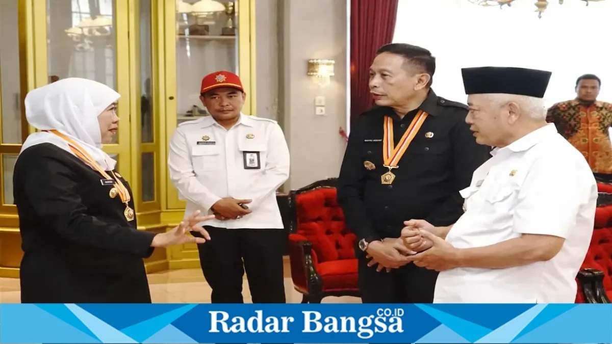 Gubernur Jawa Timur Khofifah Indar Parawansa menerima Bintang Veteran dari LVRI Jawa Timur pada peringatan Hari Veteran Nasional di Pendopo Agung Kabupaten Malang, Rabu (12/8/2026). (Foto Dok Ho/RadarBangsa.co.id)