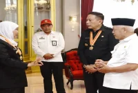Gubernur Jawa Timur Khofifah Indar Parawansa menerima Bintang Veteran dari LVRI Jawa Timur pada peringatan Hari Veteran Nasional di Pendopo Agung Kabupaten Malang, Rabu (12/8/2026). (Foto Dok Ho/RadarBangsa.co.id)