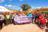 Ketua Umum PP IKA UNAIR Khofifah Indar Parawansa saat meninjau bantuan IKA UNAIR Peduli Gempa Flores NTT di Kabupaten Manggarai Timur, Senin (24/8). (Foto Dok Ho/RadarBangsa.co.id)