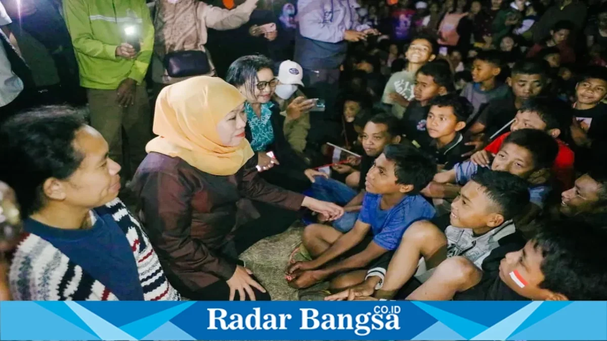 Khofifah bersama anak-anak terdampak gempa di SD Inpres Robo, Desa Ranaka, Kecamatan Wae Ri'i, Kabupaten Manggarai, Minggu (23/8). (Foto Dok Ho/RadarBangsa.co.id)