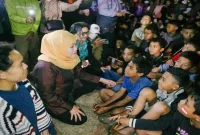 Khofifah bersama anak-anak terdampak gempa di SD Inpres Robo, Desa Ranaka, Kecamatan Wae Ri'i, Kabupaten Manggarai, Minggu (23/8). (Foto Dok Ho/RadarBangsa.co.id)