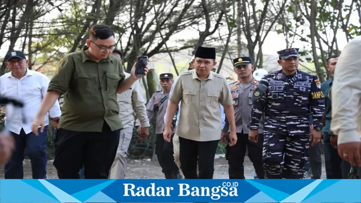 Bupati Jember Gus Fawait saat menyampaikan program KNMP di Pantai Pancer, Minggu (16/8/2026). (Foto Dok Ho/RadarBangsa.co.id)
