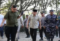 Bupati Jember Gus Fawait saat menyampaikan program KNMP di Pantai Pancer, Minggu (16/8/2026). (Foto Dok Ho/RadarBangsa.co.id)