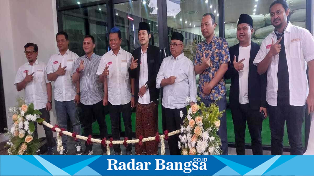 Bupati Blitar H. Rijanto, Wakil Bupati H. Beky Hardihansah dan Gus Iqdam saat menghadiri launching Kopi Jos Jiz di Desa Tawangrejo, Minggu 9 Agustus 2026. (Foto Dok Ho/RadarBangsa.co.id)