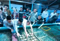 Mendag Budi Santoso saat melepas ekspor koral Banyuwangi ke AS, Jumat (28/8). (Dok Ho/RadarBangsa.co.id)