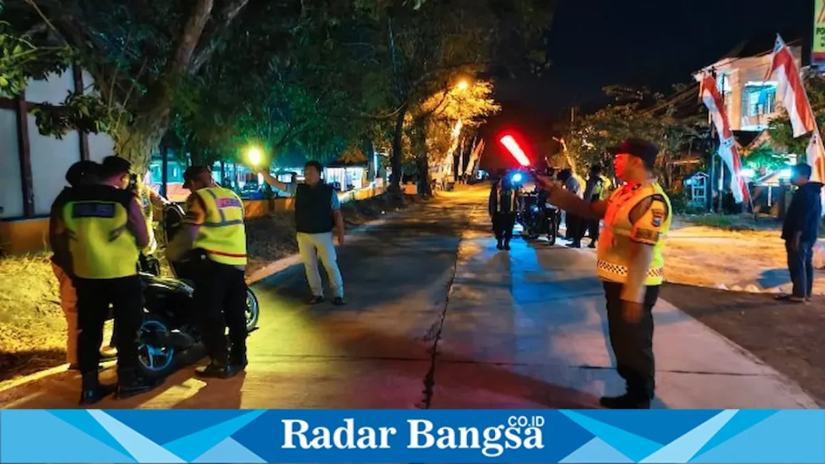 Personel gabungan Polsek Laren saat melaksanakan KRYD di wilayah Kecamatan Laren, Lamongan, Rabu (26/8/2026). (Foto Dok Ho/RadarBangsa.co.id)