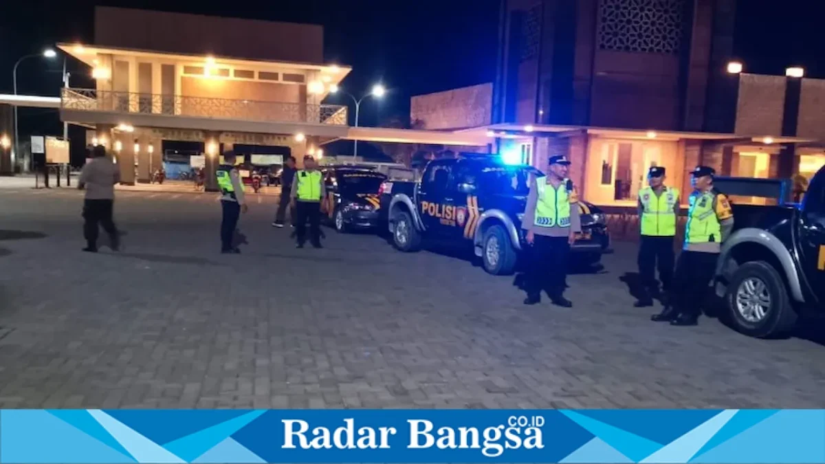 Personel gabungan Polsek Tikung saat melaksanakan patroli KRYD di wilayah hukum Polsek Tikung, Lamongan, Kamis (27/8/2026) malam. (Foto Dok Ho/RadarBangsa.co.id)