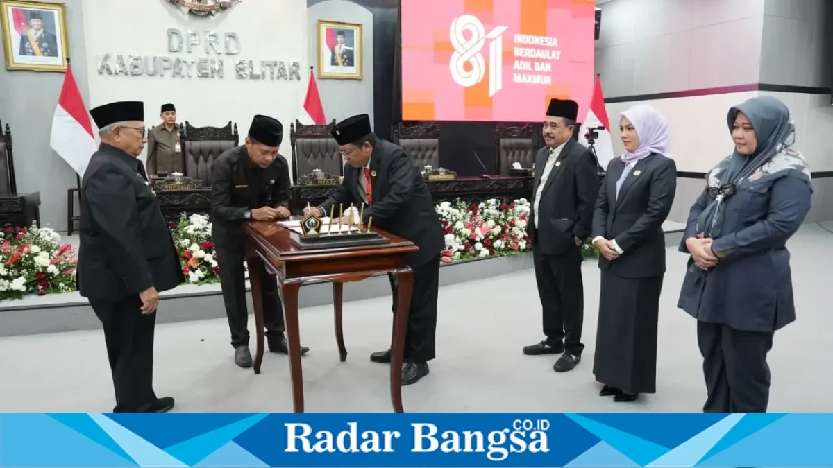 Bupati Blitar bersama pimpinan DPRD saat penandatanganan Nota Kesepakatan KUA-PPAS TA 2027 di Graha Paripurna DPRD Kabupaten Blitar, Jumat (14/8/2026). (Foto Dok Ho/RadarBangsa.co.id)
