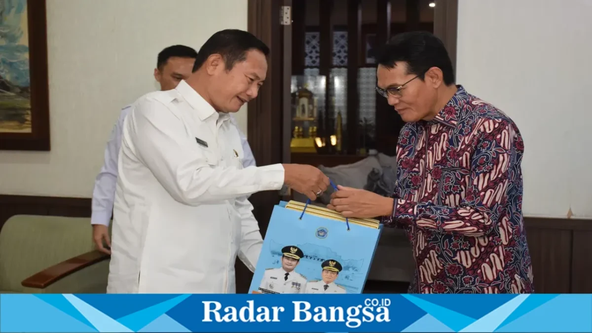 Bupati Lamongan Yuhronur Efendi menerima kunjungan Wakil Bupati Lombok Tengah Nursiah di Ruang Kerja Pendopo Lokatantra, Rabu (12/8). (Foto Dok Ho/RadarBangsa.co.id)