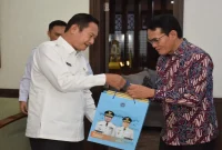Bupati Lamongan Yuhronur Efendi menerima kunjungan Wakil Bupati Lombok Tengah Nursiah di Ruang Kerja Pendopo Lokatantra, Rabu (12/8). (Foto Dok Ho/RadarBangsa.co.id)