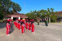 Polsek Laren bersama Koramil dan Satpol PP saat melatih peserta Paskibra dari SMP dan SMA se-Kecamatan Laren, Lamongan, Selasa (11/8/2026). (Foto Dok Ho/RadarBangsa.co.id)
