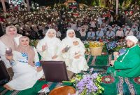 Kegiatan dzikir dan sholawat dalam rangka HUT ke-81 Kemerdekaan RI di depan Gedung Negara Grahadi, Surabaya, Sabtu (8/8/2026). (Foto Dok Ho/RadarBangsa.co.id)
