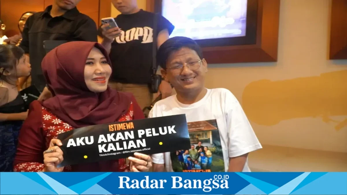 Anggota DPD RI Lia Istifhama bersama konten kreator se-Jawa Timur saat mengikuti nonton lebih awal film Istimewa di Pakuwon XXI, Surabaya, Sabtu (15/8/2026). (Foto Dok Ho/RadarBangsa.co.id)