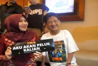 Anggota DPD RI Lia Istifhama bersama konten kreator se-Jawa Timur saat mengikuti nonton lebih awal film Istimewa di Pakuwon XXI, Surabaya, Sabtu (15/8/2026). (Foto Dok Ho/RadarBangsa.co.id)
