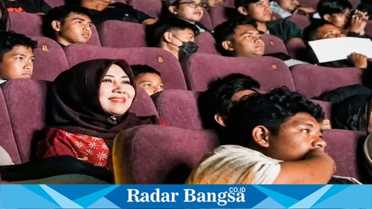 Anggota DPD RI Lia Istifhama bersama konten kreator se-Jawa Timur saat mengikuti Nonton Lebih Awal Film Istimewa di Pakuwon XXI Surabaya, Sabtu (15/8/2026). (Foto Dok Ho/RadarBangsa.co.id)