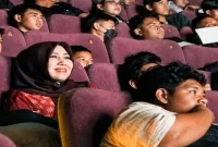 Anggota DPD RI Lia Istifhama bersama konten kreator se-Jawa Timur saat mengikuti Nonton Lebih Awal Film Istimewa di Pakuwon XXI Surabaya, Sabtu (15/8/2026). (Foto Dok Ho/RadarBangsa.co.id)