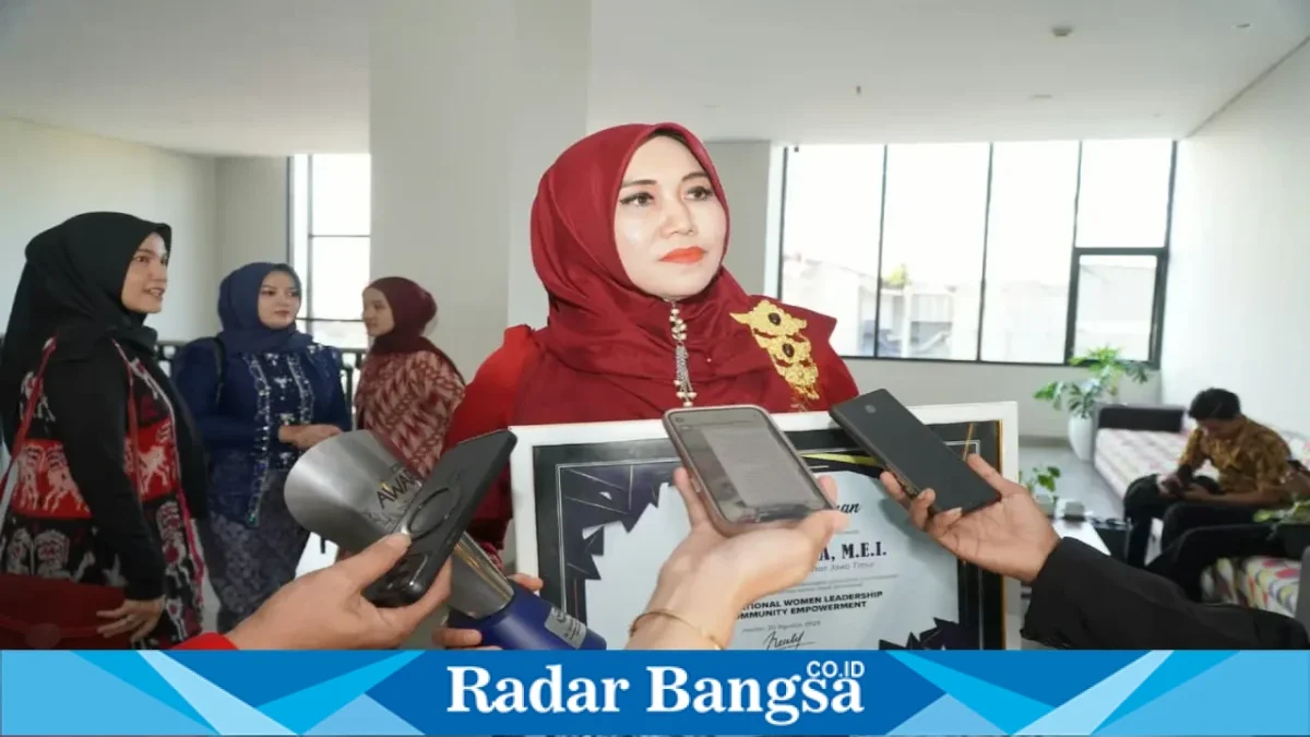 Anggota DPD RI Lia Istifhama saat menerima penghargaan Radar Jember Award 2026 di Jember, Kamis (20/8). (Foto Dok Ho/RadarBangsa.co.id)