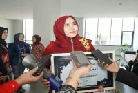 Anggota DPD RI Lia Istifhama saat menerima penghargaan Radar Jember Award 2026 di Jember, Kamis (20/8). (Foto Dok Ho/RadarBangsa.co.id)