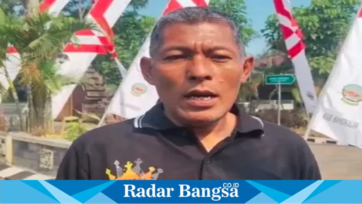 Ketua Pelaksana Lomba Gerak Jalan sekaligus Kepala Dispora Bangkalan Muawi Arifin saat memberikan klarifikasi terkait insiden lomba, Bangkalan, Selasa (11/8/2026). (Foto Dok Ho/RadarBangsa.co.id)