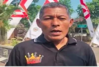 Ketua Pelaksana Lomba Gerak Jalan sekaligus Kepala Dispora Bangkalan Muawi Arifin saat memberikan klarifikasi terkait insiden lomba, Bangkalan, Selasa (11/8/2026). (Foto Dok Ho/RadarBangsa.co.id)