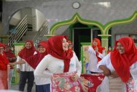 Ning Lia bersama warga mengikuti lomba tradisional dalam peringatan HUT ke-81 RI di RT 03/RW 07 Kelurahan Jemursari, Surabaya, Minggu 9 Agustus 2026. (Foto Dok Ho/RadarBangsa.co.id)