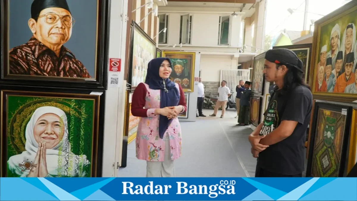 Anggota DPD RI Lia Istifhama melihat lukisan muasis NU karya seniman Jombang di Ponpes Bahrul Ulum Tambakberas, Senin (24/8). (Foto Dok Ho/RadarBangsa.co.id)