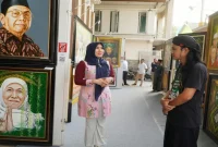 Anggota DPD RI Lia Istifhama melihat lukisan muasis NU karya seniman Jombang di Ponpes Bahrul Ulum Tambakberas, Senin (24/8). (Foto Dok Ho/RadarBangsa.co.id)