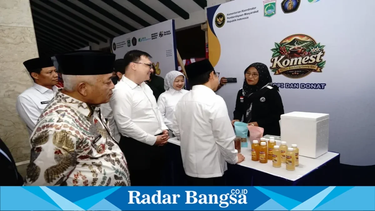 Menko Bidang Pemberdayaan Masyarakat dan Perlindungan Pekerja Migran RI Gus H. Abdul Muhaimin Iskandar bersama Bupati Malang M. Sanusi saat peresmian simbolis Malang Migrant Center di Pendopo Agung Kabupaten Malang, Rabu (26/8). (Foto Dok/RadarBangsa.co.id)