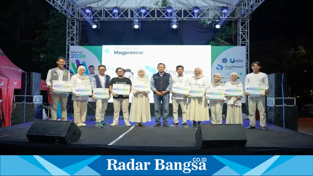 Bupati Lamongan Yuhronur Efendi saat menyerahkan sertifikat BNSP kepada peserta Megpreneur 2026 di Lamongan, Jumat (28/8). (Dok Ho/RadarBangsa.co.id)