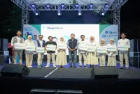 Bupati Lamongan Yuhronur Efendi saat menyerahkan sertifikat BNSP kepada peserta Megpreneur 2026 di Lamongan, Jumat (28/8). (Dok Ho/RadarBangsa.co.id)