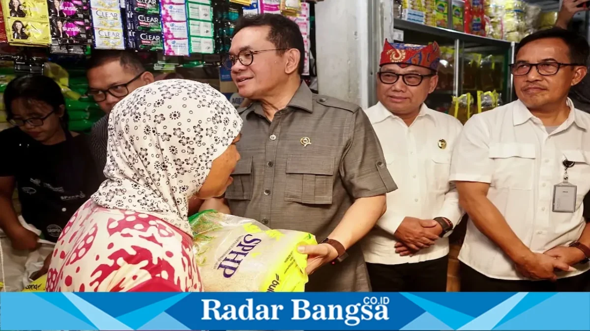 Mendag Budi Santoso saat mengecek harga bahan pokok di Pasar Rogojampi, Sabtu (29/8). (Dok Ho/RadarBangsa.co.id)