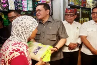 Mendag Budi Santoso saat mengecek harga bahan pokok di Pasar Rogojampi, Sabtu (29/8). (Dok Ho/RadarBangsa.co.id)