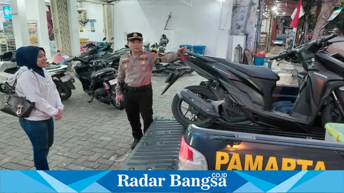 Polisi mengamankan motor yang terparkir tiga hari di Lamongan, Minggu (30/8). (Dok Ho/RadarBangsa.co.id)