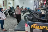 Polisi mengamankan motor yang terparkir tiga hari di Lamongan, Minggu (30/8). (Dok Ho/RadarBangsa.co.id)