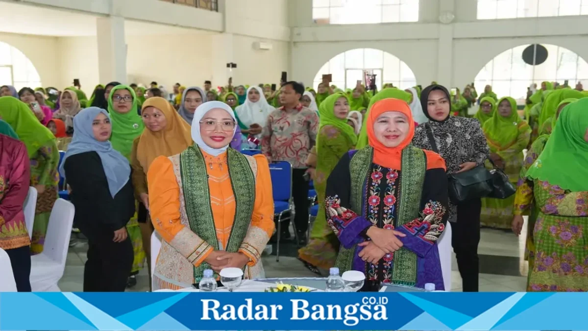Khofifah Indar Parawansa bersama Muslimat NU Kalimantan Barat dalam Peringatan Harlah ke-80 di Asrama Haji Kota Pontianak, Selasa (11/8). (Foto Dok Ho/RadarBangsa.co.id)
