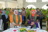 Khofifah Indar Parawansa bersama Muslimat NU Kalimantan Barat dalam Peringatan Harlah ke-80 di Asrama Haji Kota Pontianak, Selasa (11/8). (Foto Dok Ho/RadarBangsa.co.id)
