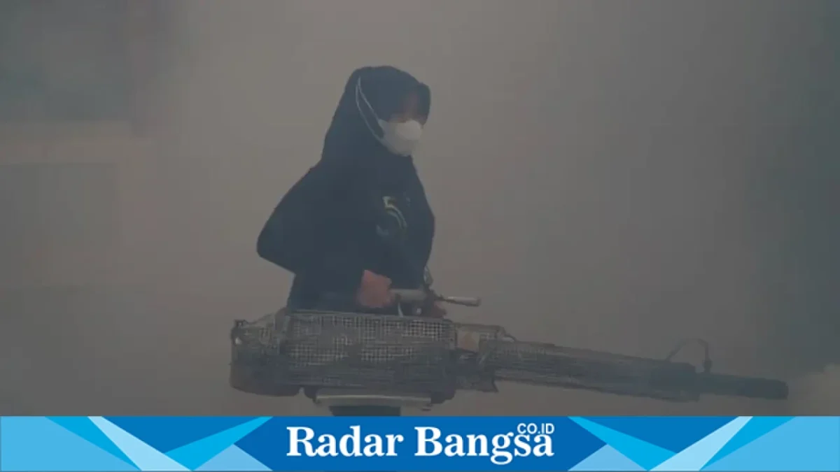 Ning Lia mengikuti kegiatan fogging di pondok pesantren kawasan Tambakberas, Jombang, Senin (24/8/2026). (Foto Dok Ho/RadarBangsa.co.id)