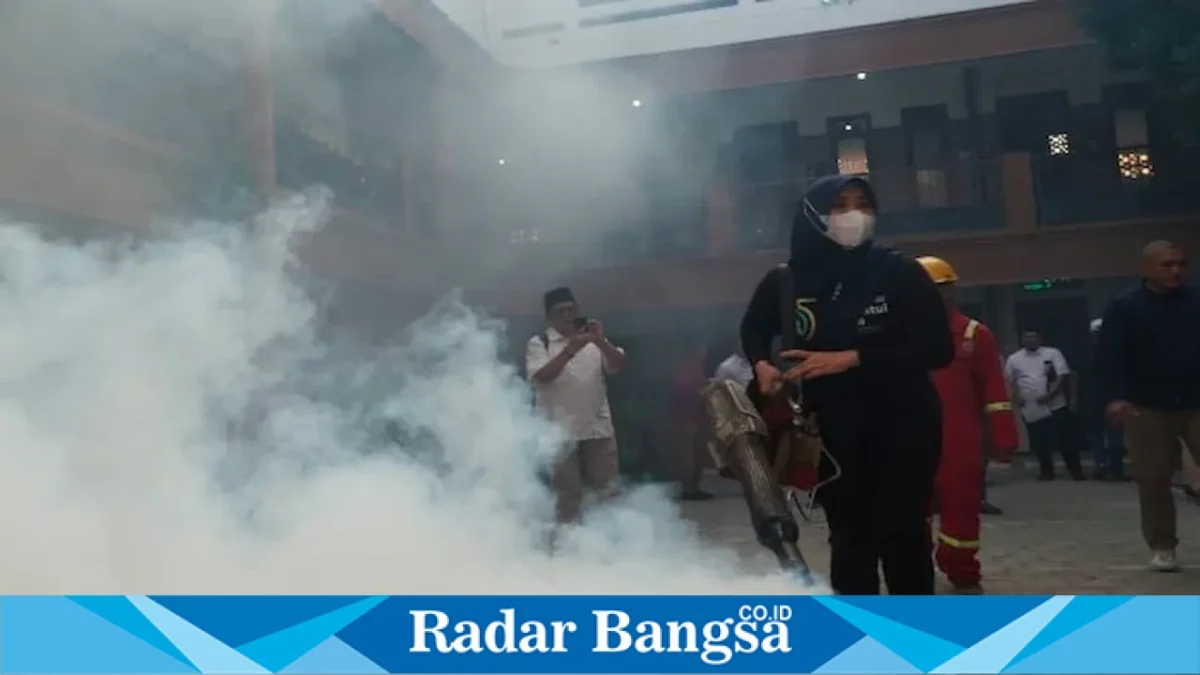 Ning Lia mengikuti kegiatan fogging di pondok pesantren kawasan Tambakberas, Jombang, Senin (24/8/2026). (Foto Dok Ho/RadarBangsa.co.id)