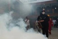 Ning Lia mengikuti kegiatan fogging di pondok pesantren kawasan Tambakberas, Jombang, Senin (24/8/2026). (Foto Dok Ho/RadarBangsa.co.id)