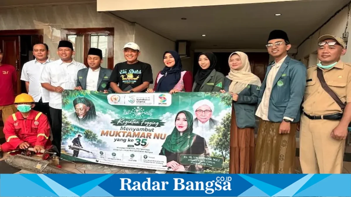 Ning Lia mengikuti kegiatan fogging di kawasan Tambakberas, Jombang, Senin (24/8/2026). (Foto Dok Ho/RadarBangsa.co.id)