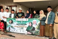 Ning Lia mengikuti kegiatan fogging di kawasan Tambakberas, Jombang, Senin (24/8/2026). (Foto Dok Ho/RadarBangsa.co.id)