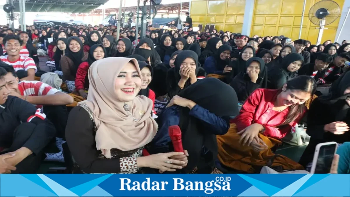 Ning Lia saat menyampaikan pesan tentang demokrasi kepada generasi muda di Sumenep. (Foto Dok Ho/RadarBangsa.co.id)